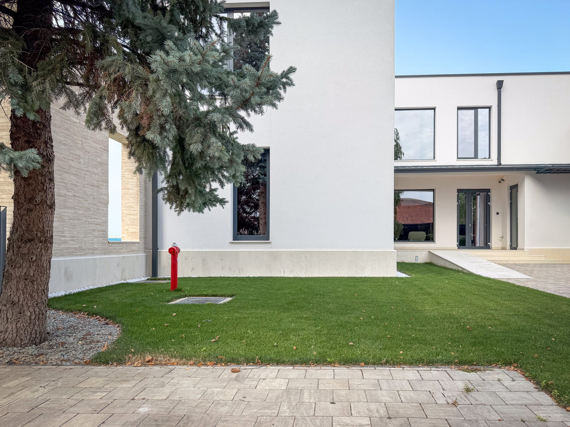 Clinică stomatologică Alba Iulia — Grădină și curte exterioară