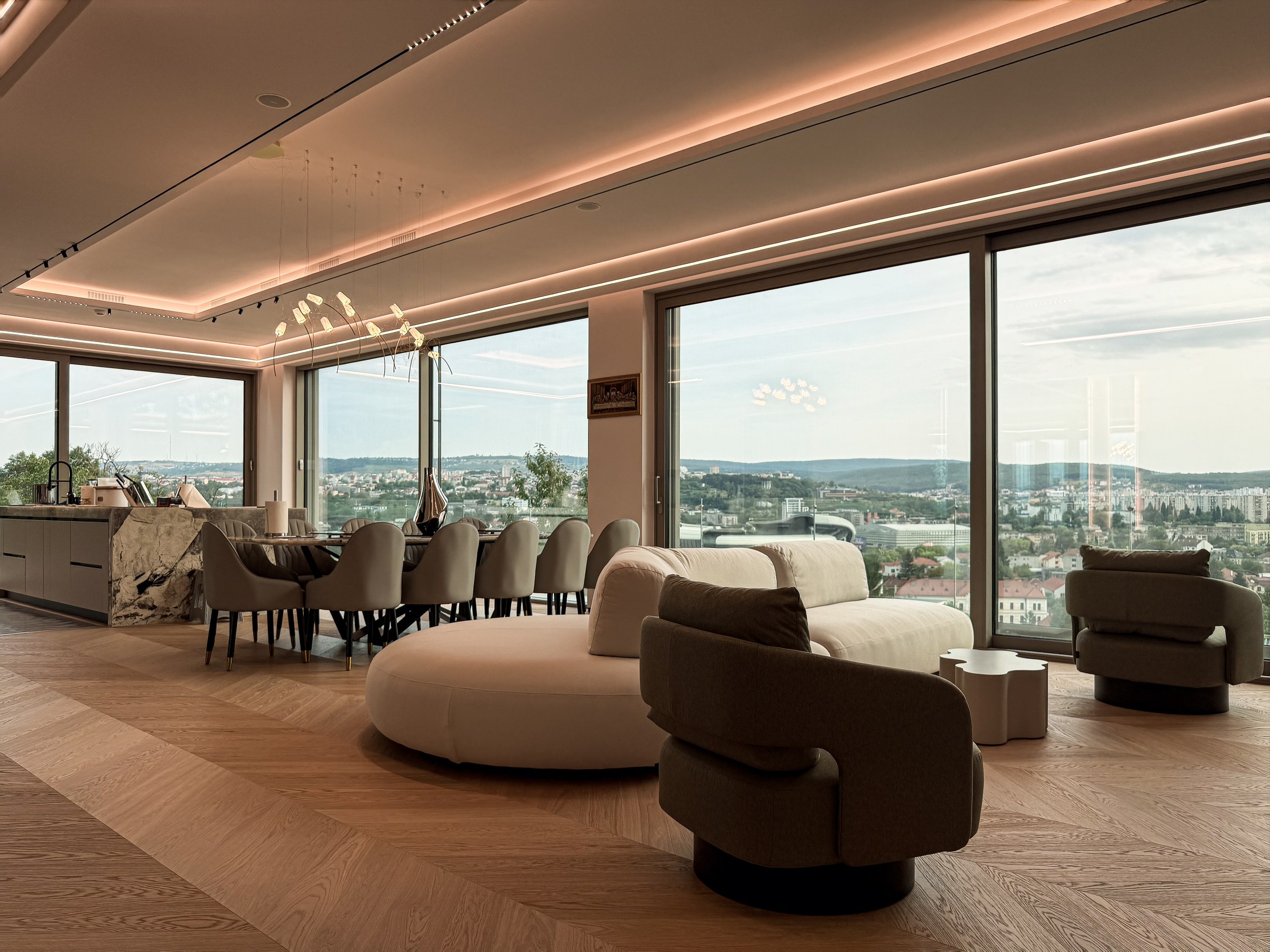 Casă rezidențială Cluj — Living panoramic cu perete din sticlă