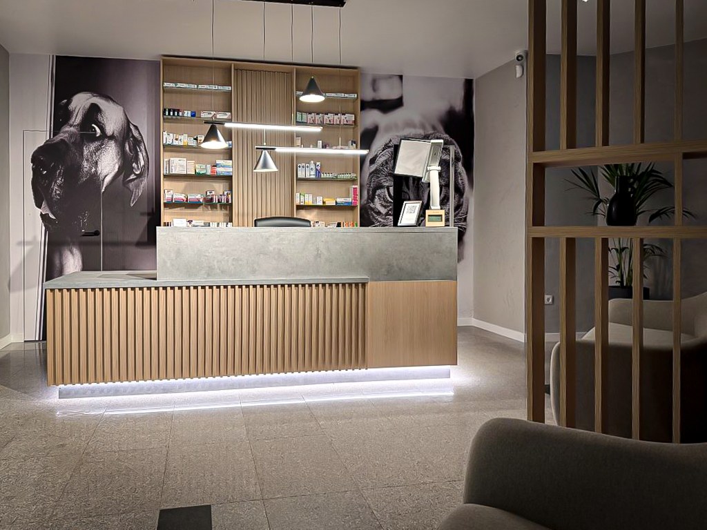 Mobilier recepție și farmacie veterinară cu iluminare LED integrată